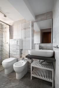 een badkamer met een wastafel, een toilet en een wastafel bij Santa Caterina Apartment by Wonderful Italy in Bologna