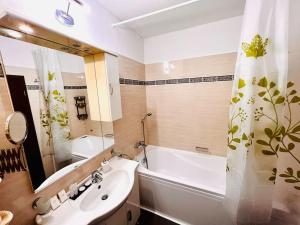 a bathroom with a tub and a sink and a bath tub at NeverSea Flat in Constanţa
