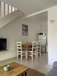 a kitchen and dining room with a table and chairs at La Pinède - Séjour idéal entre plage et lac in Lacanau +12 photos