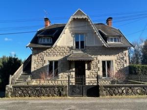 an old stone house with a roof at La Cigalienne in Treignac