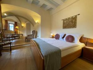 een slaapkamer met een groot bed in een kamer bij Hotel Schloss Zell in Zell an der Mosel