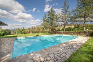 una piscina en el patio de una casa en Girasole ad Antico Casale '700, en Umbertide 13 fotos más
