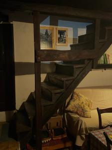 - un escalier en bois en colimaçon dans une chambre avec un lit dans l'établissement Casa Luisa, à Schio