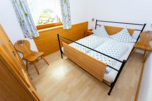 um quarto com uma cama, 2 cadeiras e uma janela em Geräumige Wohnung in Gemeinde Flattach mit Großer Terrasse em Flattach