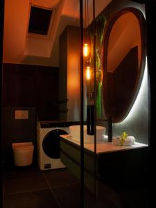 NOVA LUXURY DESIGN في زغرب: حمام مع حوض ومرآة