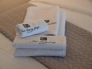 札格雷布的住宿－NOVA LUXURY DESIGN，床上的两条毛巾