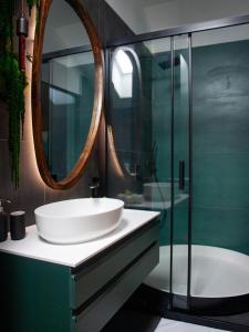 札格雷布的住宿－NOVA LUXURY DESIGN，浴室配有盥洗盆、镜子和浴缸