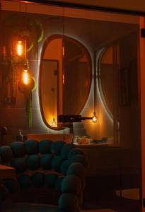 札格雷布的住宿－NOVA LUXURY DESIGN，客厅配有沙发和两面镜子