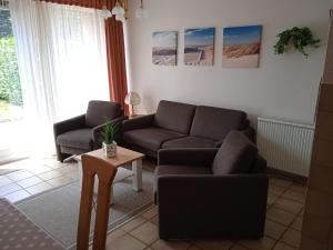 uma sala de estar com dois sofás e uma mesa em Ferienreihenhaus Körner mit Südterrasse und eigenem kleinen Garten Am Knüll 5b in Dahme em Dahme