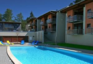 Bazén v ubytování Apartmán v arealu Doky Lipno nebo v jeho okolí