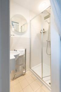 エディンバラにあるBeautiful 1 Bedroom Flat in Vibrant Stockbridgeのバスルーム(シャワー、シンク付)