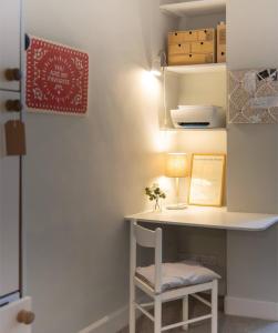 エディンバラにあるBeautiful 1 Bedroom Flat in Vibrant Stockbridgeのデスク、椅子、ランプが備わる客室です。