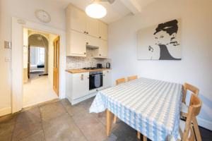 a kitchen and dining room with a table and a table and chairs at Beautiful 1 Bedroom Flat in Vibrant Stockbridge in Edinburgh