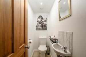 Ένα μπάνιο στο Stylish & Central 2BR Stockbridge Gem +7 φωτογραφίες