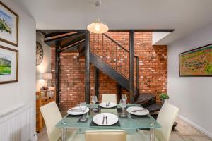 Gambar di galeri bagi Stylish & Central 2BR Stockbridge Gem di Edinburgh