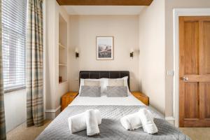 Ένα ή περισσότερα κρεβάτια σε δωμάτιο στο Stylish & Central 2BR Stockbridge Gem