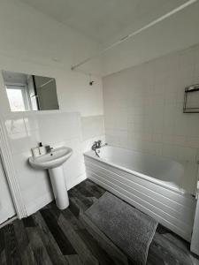 Gallery image of Cosy one-bedroom furnished flat! in Seven Kings