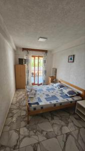 ein Schlafzimmer mit einem großen Bett in einem Zimmer in der Unterkunft Karolina Guest House in Ohrid