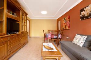 een woonkamer met een bank en een tafel bij Costamar Arinaga in Arinaga