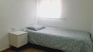 Habitación pequeña con cama y mesita de noche en TURIA FLAT, en Valencia