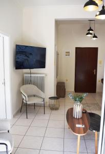 Televisor o centre d'entreteniment de NAMA -Central vacation rental with free parking only 900m far from Venetian Port and beach!