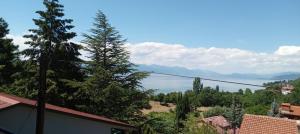 een uitzicht op het meer vanuit een huis bij Karolina Guest House in Ohrid
