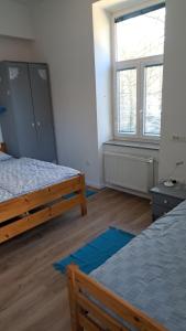 una camera con due letti e una finestra di Dimora Apartments with free parking a Lubiana