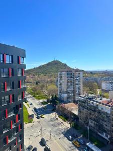 une vue aérienne sur une ville avec des bâtiments et une montagne dans l'établissement WEST POINT DELUXE SUITE, à Plovdiv