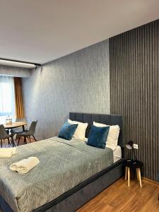 - une chambre avec un grand lit et des oreillers bleus dans l'établissement WEST POINT DELUXE SUITE, à Plovdiv
