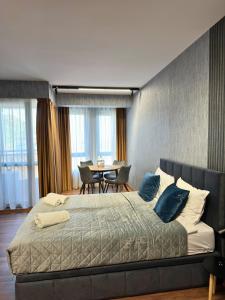 - une chambre avec un grand lit et une table dans l'établissement WEST POINT DELUXE SUITE, à Plovdiv