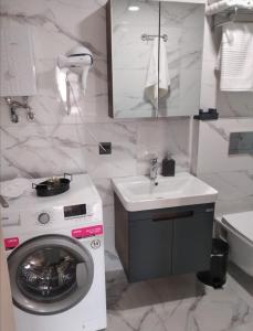 uma casa de banho com uma máquina de lavar roupa e um lavatório em City Center House em Antalya