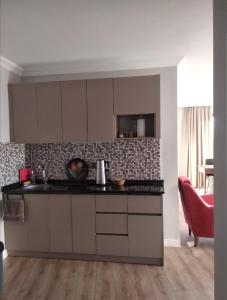 uma cozinha com armários brancos e uma bancada em City Center House em Antalya