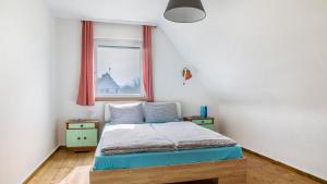 een slaapkamer met een bed en een raam bij Gemütliches altes Häus'chen in Emmendingen