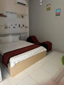 ein Schlafzimmer mit einem Bett in einem Zimmer in der Unterkunft KHÁCH SẠN NGUYỄN LONG in Ấp Tháp Mười