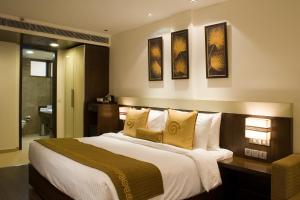 Säng eller sängar i ett rum på Shervani Nehru Place