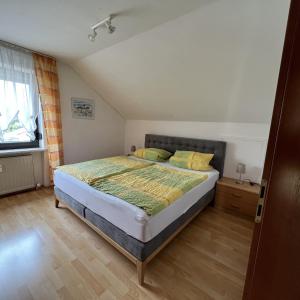 a bedroom with a bed and a window at Ferienwohnungen Am Park in Bad Steben