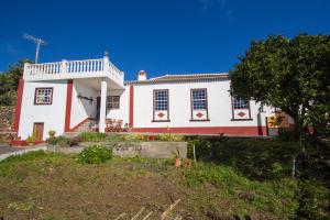 PuntallanaにあるJuanitaの白赤の家