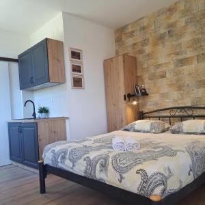 a bedroom with a bed with two towels on it at Studio apartment with sea view in Sali