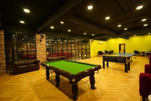 una habitación con dos mesas de ping pong. en Oxygym Hotel Faisalabad en Faisalabad