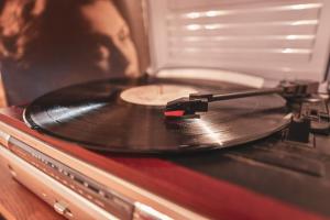 un disco di vinile seduto sopra un forno a microonde di Music Xperience Studio- comfy basement for Music Lovers a Timişoara