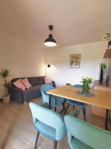 ein Wohnzimmer mit einem Tisch und blauen Stühlen in der Unterkunft Studio für 4 Personen ca 37 qm in Rovinj, Istrien Istrische Riviera in Rovinj