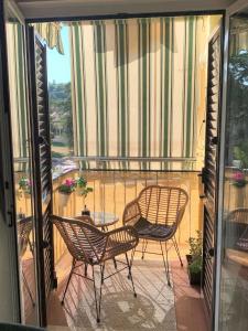 eine Terrasse mit 2 Stühlen und einem Tisch auf dem Balkon in der Unterkunft Studio für 4 Personen ca 37 qm in Rovinj, Istrien Istrische Riviera in Rovinj