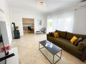 een woonkamer met een bank en een tafel bij Appartement in Kapelica, Istria County mit Privatem Pool in Labin