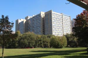 un gran edificio con un parque enfrente en Master Hotel Ostankino, en Moscú