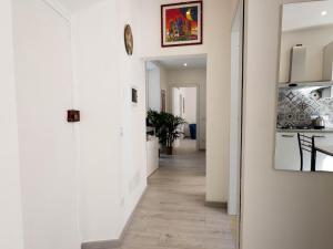 un pasillo de una casa con paredes blancas en San Vincenzo, en Tívoli
