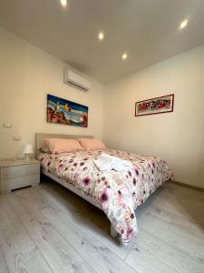 1 dormitorio con 1 cama y una pintura en la pared en San Vincenzo, en Tívoli