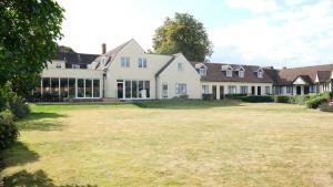 una gran casa blanca con un gran patio en Best Western Priory Hotel en Bury Saint Edmunds