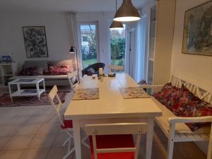 a kitchen and living room with a table and chairs at Ferienhaus am Salzhaff in Boiensdorf