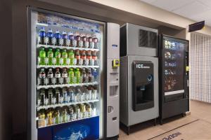 una máquina expendedora llena de botellas de refresco en Microtel Inn and Suites Independence, en Independence