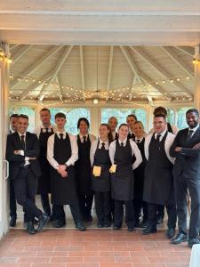 um grupo de pessoas posando para uma foto em um casamento em Bes Hotel Bergamo Cologno al Serio em Cologno al Serio